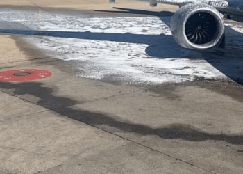 Trem de pouso de avião pega fogo no Aeroporto do Galeão, no Rio