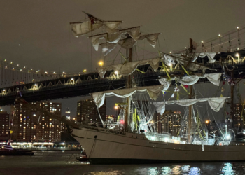 FOTOS E VÍDEOS: navio da Marinha mexicana bate em ponte em NY