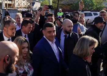 Romenos votam em segundo turno presidencial que pode ampliar divisões na União Europeia