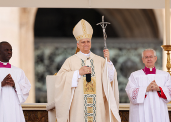 'Senti forte presença espiritual do papa Francisco', diz Leão XIV durante missa inaugural