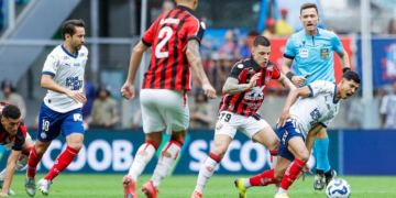 Mesmo com um a menos, Bahia vence Vitória em Ba-Vi eletrizante