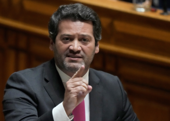 Eleições em Portugal: coalizão de centro-direita vence, mas não consegue maioria no Parlamento