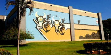 Bombeiros combatem incêndio em sala de raios-x de clínica