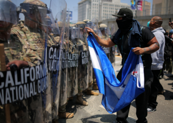 Justiça dos EUA permite que Trump mantenha controle da Guarda Nacional enviada a Los Angeles