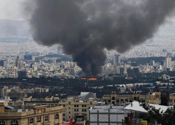 Suíça fecha embaixada e Reino Unido retira diplomatas do Irã em meio a guerra com Israel