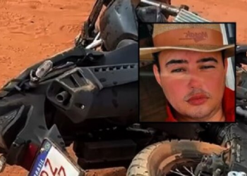 Condutora de Hilux tenta ultrapassar carreta, bate de frente com moto e mata piloto