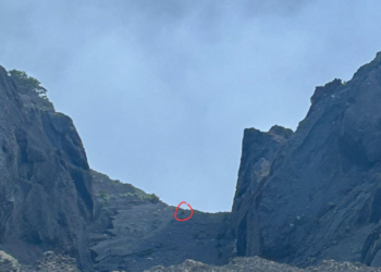 Montanhistas chegam até brasileira que caiu em trilha na Indonésia após 16 horas de espera