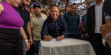 Prefeito assina ordem de serviço para levar energia elétrica ao Alfredo de Castro 3