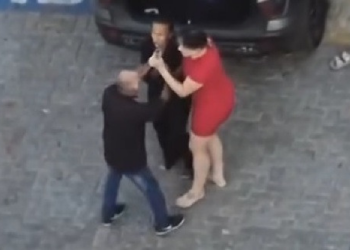 Vídeo: Travesti ataca e tenta matar homem com facão