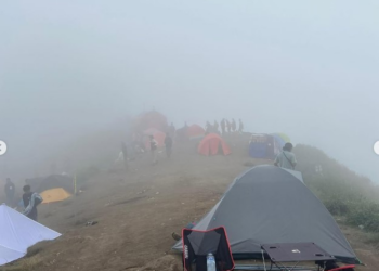 Resgate de brasileira que caiu em trilha de vulcão na Indonésia é suspenso por conta do clima, diz família