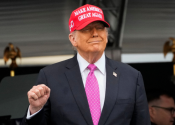 Trump fala em 'mudança de regime' no Irã e usa slogan 'MIGA' (Make Iran Great Again)