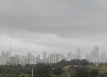 Chuva que atingiu Cuiabá nesta segunda-feira foi causada por massa de ar polar repentina