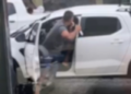 Homem surta em engavetamento e esfaqueia motorista; veja vídeos