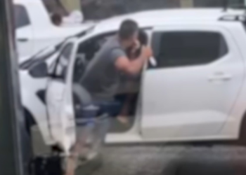 Homem surta em engavetamento e esfaqueia motorista; veja vídeos