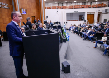 ALMT entrega comendas, títulos de cidadão e moções de aplausos em sessão especial