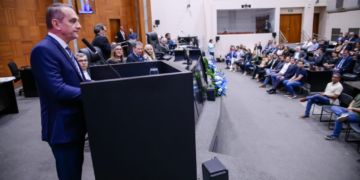 ALMT entrega comendas, títulos de cidadão e moções de aplausos em sessão especial