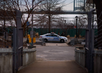 Prisões para migrantes lotadas nos EUA registram aumento de emergência médica, diz revista