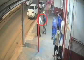 Homem ataca rival com golpes de faca em mercado