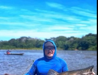 Pescador fisga pintado gigante no Rio Cuiabá e Mauro comemora