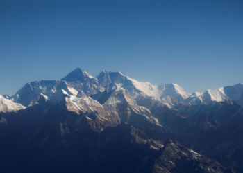 É #FAKE que vídeo de helicóptero içando pessoa mostre resgate de Juliana Marins na Indonésia; gravação foi feita no Everest