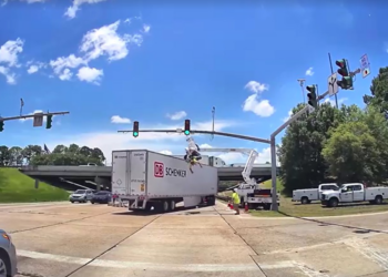 VÍDEO: Homem é atingido por carreta enquanto fazia manutenção de semáforo nos EUA e fica pendurado de ponta-cabeça