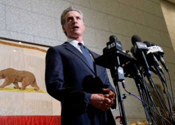 Governador da Califórnia move ação contra Fox News e pede R$ 4,3 bilhões por difamação