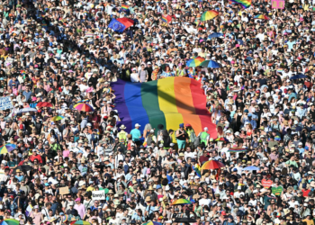 Dezenas de milhares desafiam governo Orbán em parada LGBT+ de Budapeste; veja vídeo