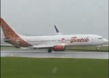 Vento forte faz avião pousar 'torto' na Indonésia; VÍDEO