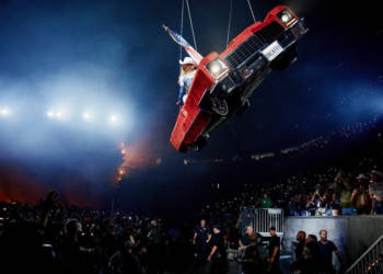 Beyoncé fica suspensa no ar durante show após falha técnica