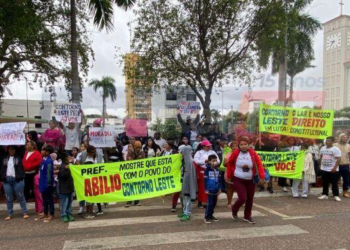 Moradores do Contorno Leste protestam na prefeitura por posse de área; Abilio fará reanálise e pode comprar terreno