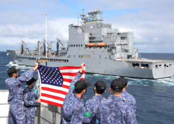 Governo dos EUA ordena troca de nome de navio da Marinha que homenageia ícone gay