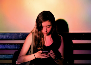 Como o excesso do uso de telas afeta sono, visão e convivência?