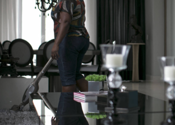 Trabalhadoras domésticas estão cronicamente cansadas e passam por precarização, diz estudo