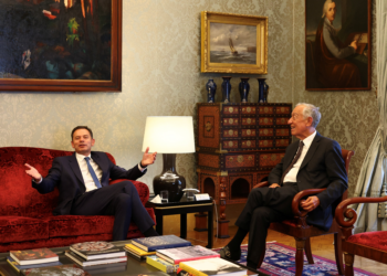 Primeiro-ministro reeleito de Portugal anuncia governo de partido único, sem esquerda nem extrema direita