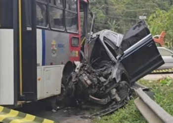 VÍDEO – Audi invade contramão, bate em ônibus e deixa cinco feridos