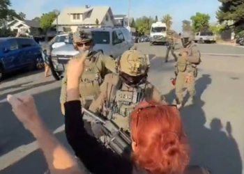 Moradores confrontam e fazem agentes de migração recuar nos EUA; veja vídeo