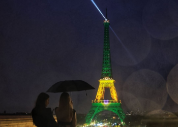 Torre Eiffel é iluminada com as cores da bandeira do Brasil; FOTOS