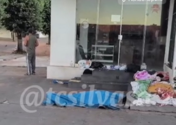 Morador de rua é encontrado morto em frente a supermercado