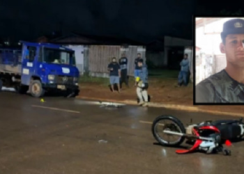 Homem bate moto em caminhão estacionado e morre