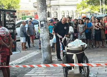 Homem é preso por andar com pai morto em cadeira de rodas em Manaus