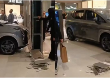 Criança bate carro elétrico que estava exposto dentro de shopping