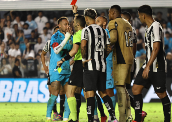 Neymar é expulso por tentar gol de mão e não joga mais no Santos até fim de contrato