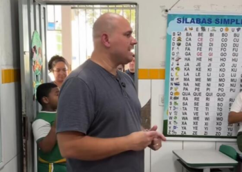 Abilio dá "aula" em EMEB sobre roubo de R$ 90 bilhões do INSS