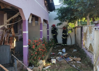 Corpo de Bombeiros combate incêndio em residência em Alta Floresta