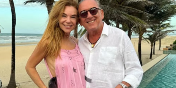 Galvão Bueno e Desirée Soares curtem praia no Ceará: ‘Do jeitinho q a gente gosta!’