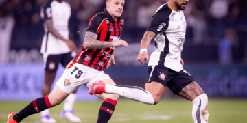 Corinthians empata com o Vitória sob olhares de Carlo Ancelotti