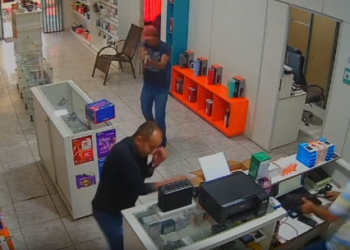 Vídeo mostra envolvido em jogo do bicho sendo assassinado a tiros em loja