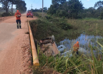 Bombeiros socorrem vítimas após colisão de veículo na Transpantaneira