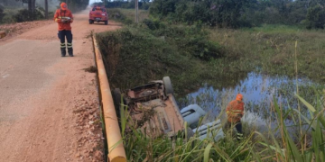 Bombeiros socorrem vítimas após colisão de veículo na Transpantaneira