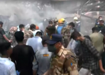 Mais de 50 britânicos estavam em voo que caiu logo após decolagem na Índia